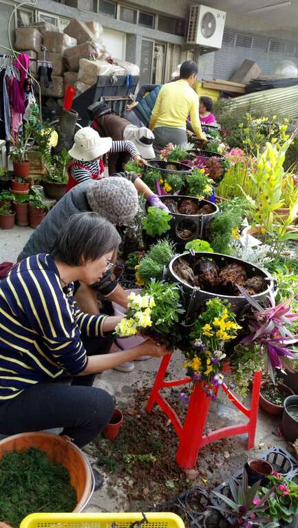 (圖8) 公園處同仁與民眾一同製作花球