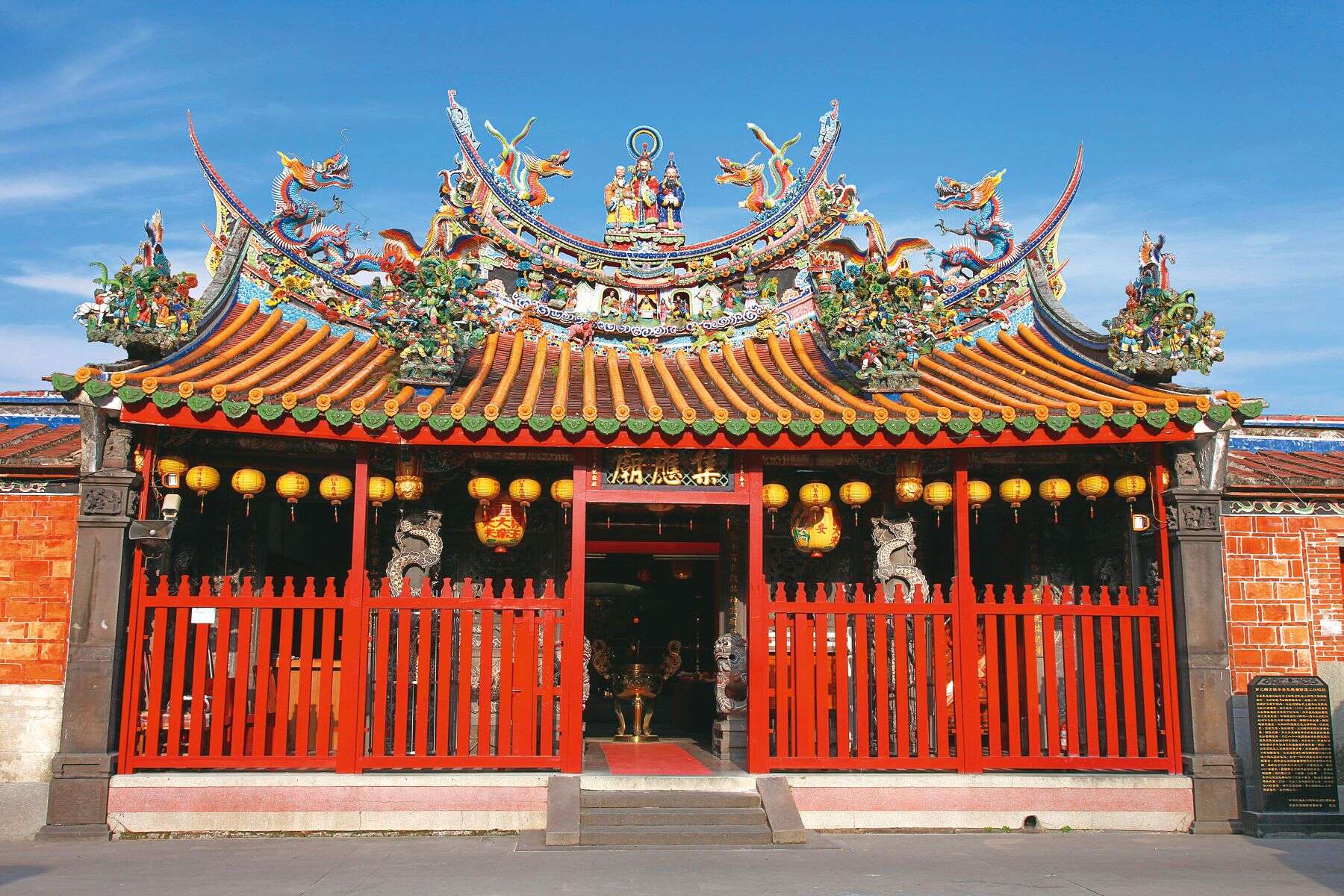 3@景美集应庙-景美集应庙至今仍保留红色木栅栏设计，成为跨越百年的象徵。（图／景美集应庙）