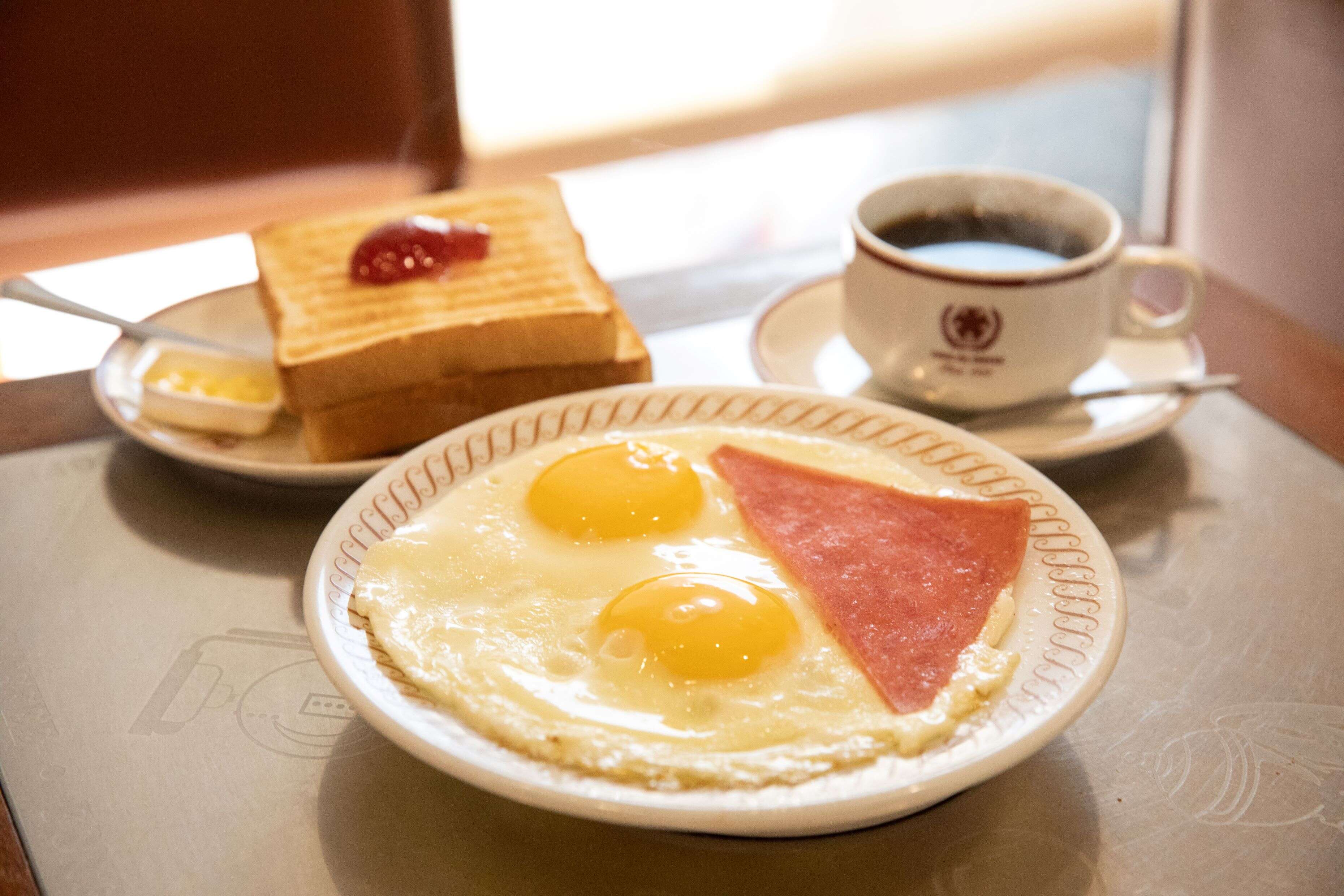 6 「蜂大咖啡」延续怀旧的日式吃茶店风格，供应简单却经典的早餐组合。（摄影／林炜凯）