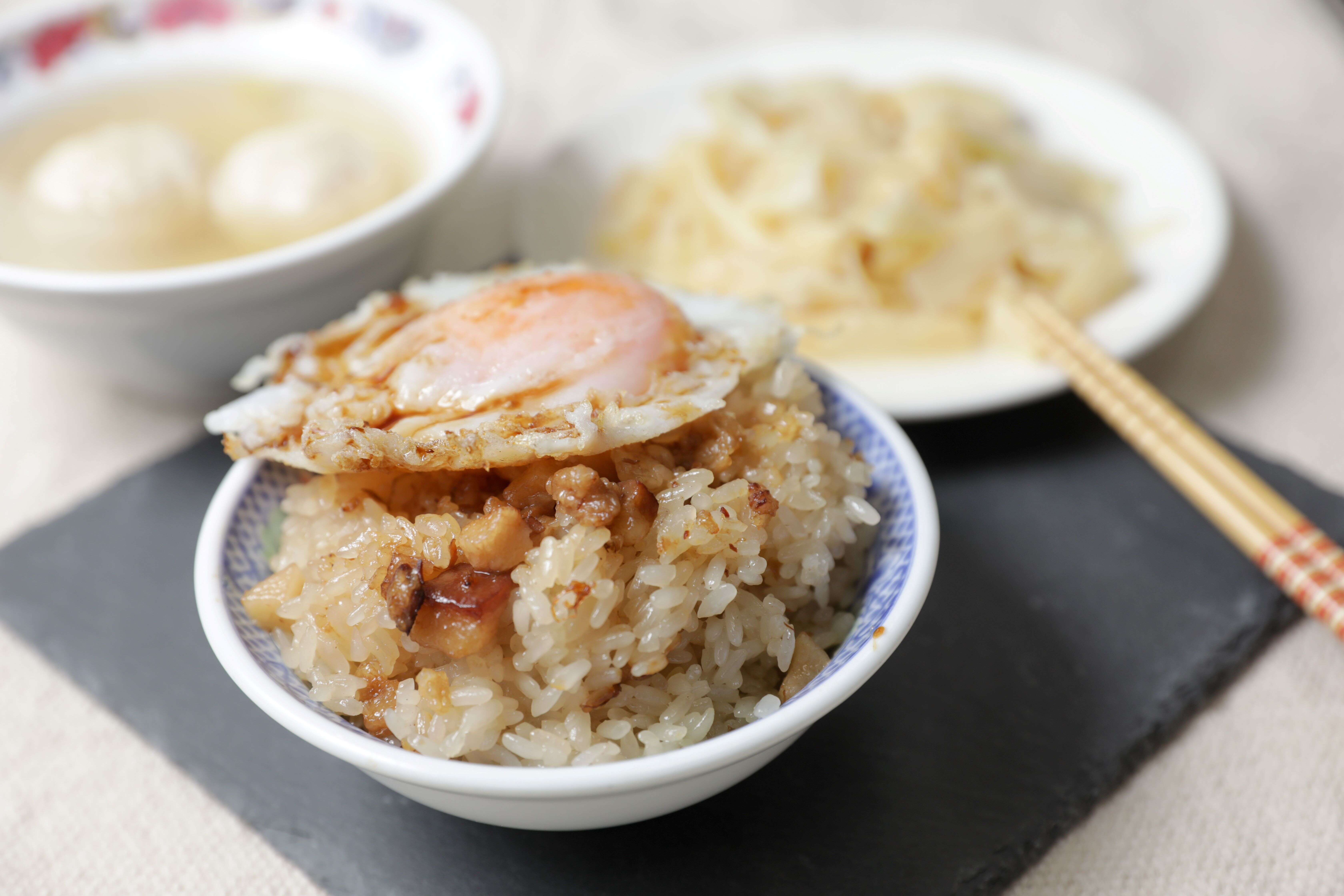 5 「珠记大桥头油饭」以油饭搭配半熟荷包蛋，是最经典的吃法。（摄影／林炜凯）