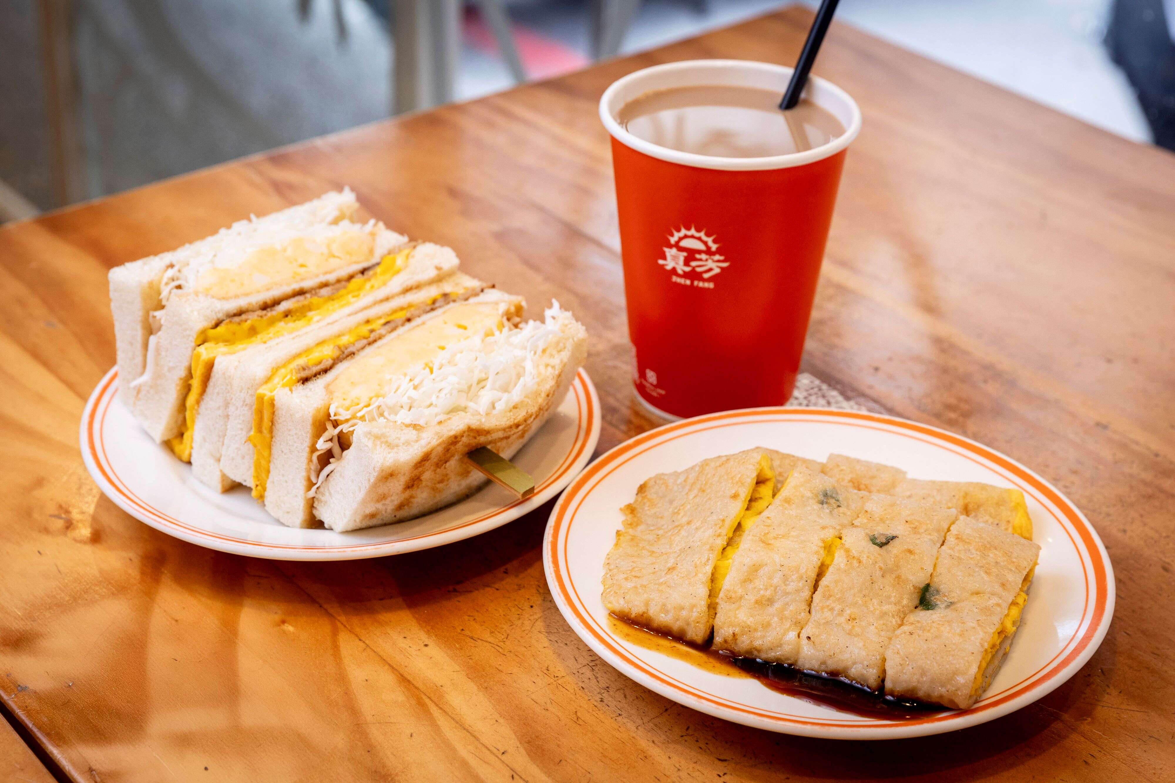 1 「真芳」专卖碳烤三明治和粉浆蛋饼，提供风味精致化的早餐。