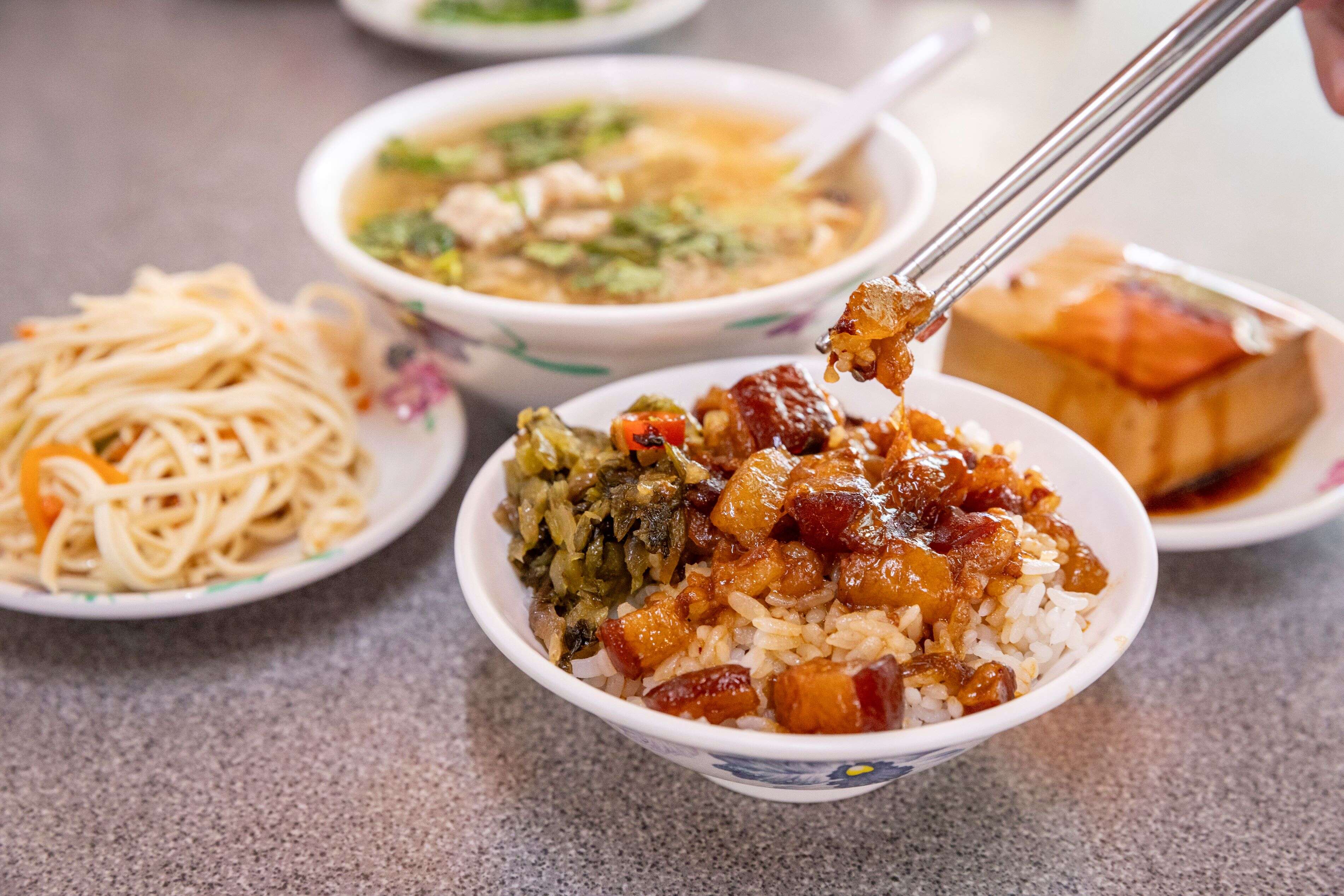 2 「香满园」的卤肉饭清早上桌，搭配各式小菜，就是丰盛饱足的一餐。