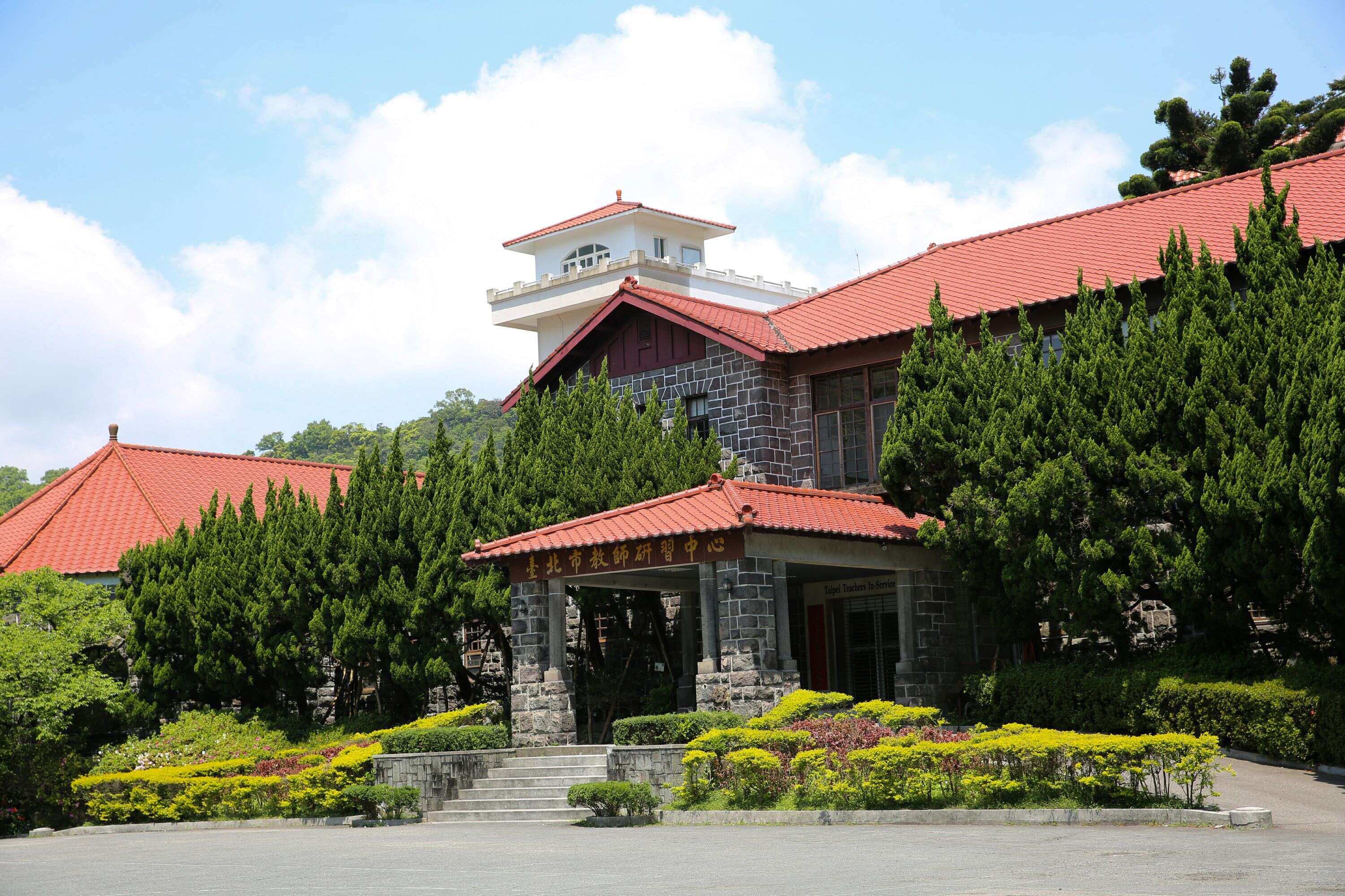 1 台北市教師研習中心的前身「草山眾樂園」是日本時代的公共浴場。（攝影／林俊耀）