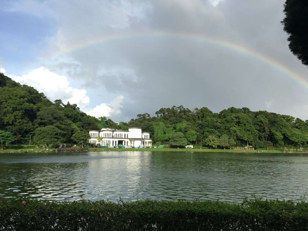 图1.碧湖公园沿湖景色。