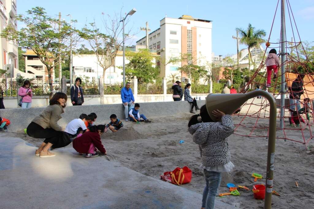图5.共融式游乐设施让大人小孩玩得不亦乐乎！