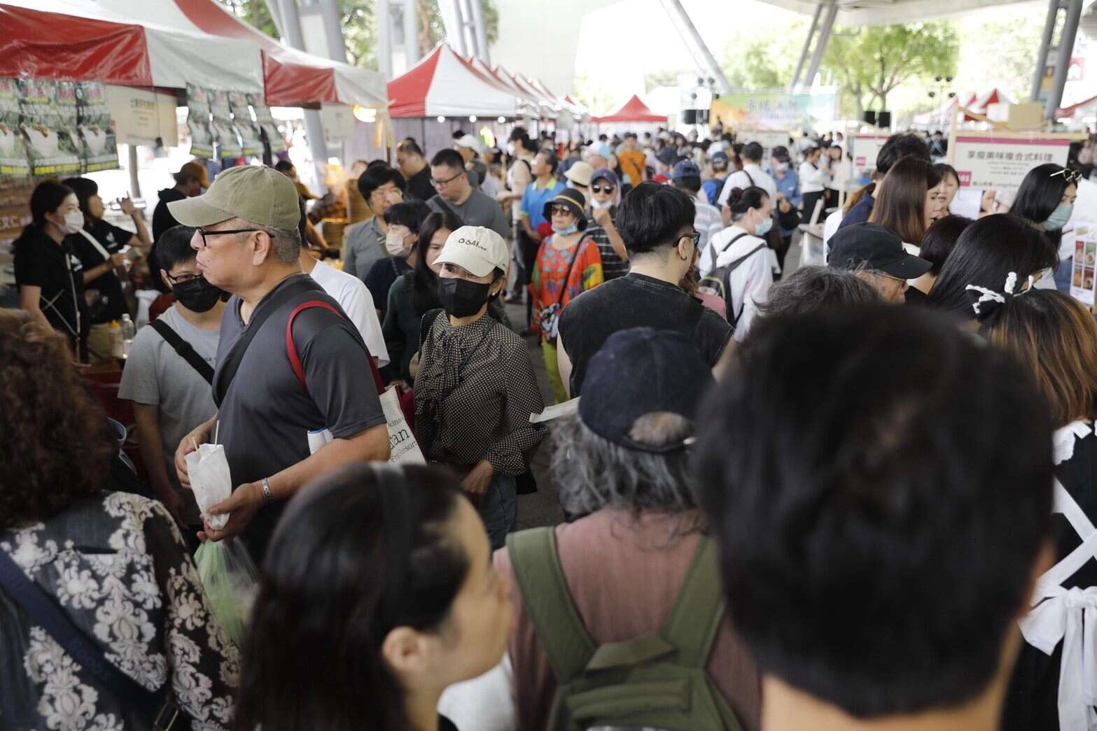 5月16日臺北圓山花博長廊現場人潮眾多（圖片來源：臺北市市場處）