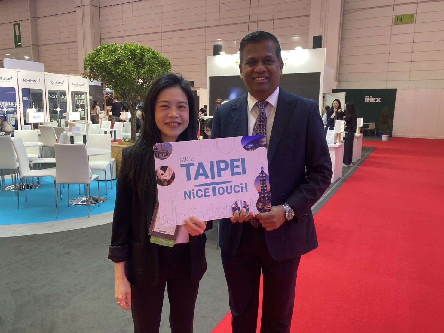ICCA CEO Dr.Senthil Gopinath （右）親臨IMEX會展恭賀臺北市再創亞太佳績，臺北市觀傳局股長簡皓妤（左）代表北市府感謝ICCA肯定（圖片來源：臺北市政府觀光傳播局）