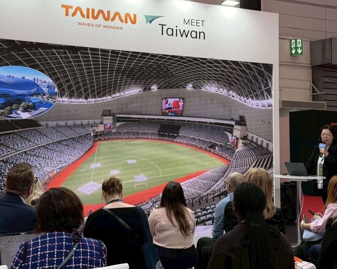 觀傳局介紹臺北大巨蛋承載量能，吸引國際買家爭相諮詢，展現臺北舉辦大型會展實力（圖片來源：臺北市政府觀光傳播局）