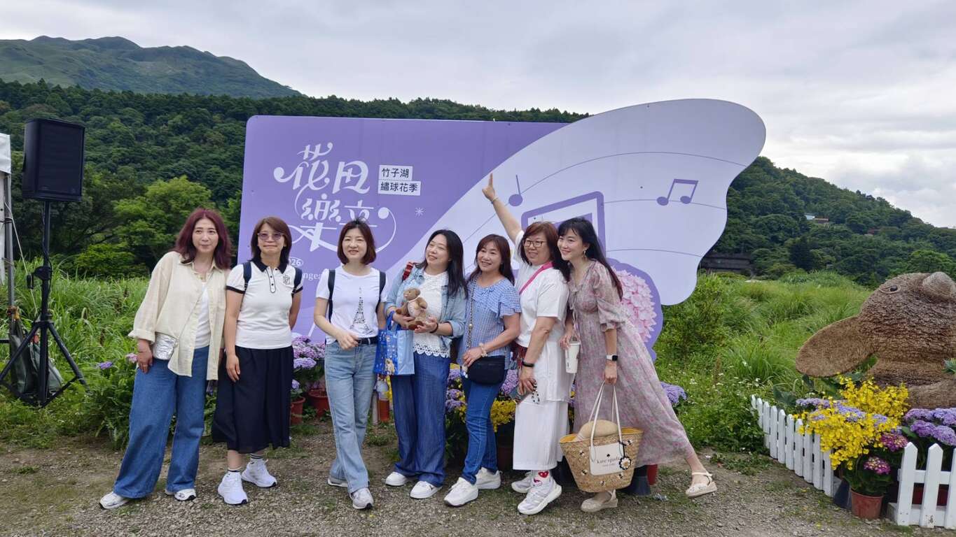 路過的賞花遊客也在繡球花造形背板前留影（圖片來源：臺北市政府產業發展局）