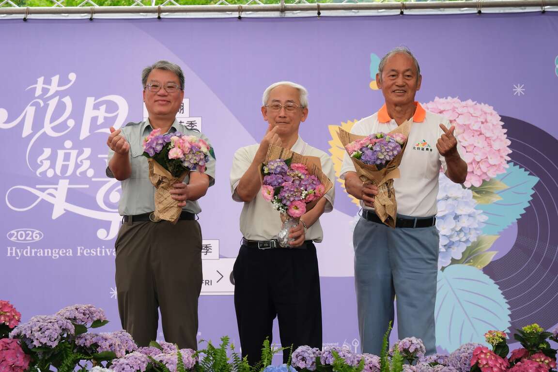 產業局王副局長,北投區農會陳理事長,陽明山管理處陳張處長親手製作了美麗的繡球花束（圖片來源：臺北市政府產業發展局）