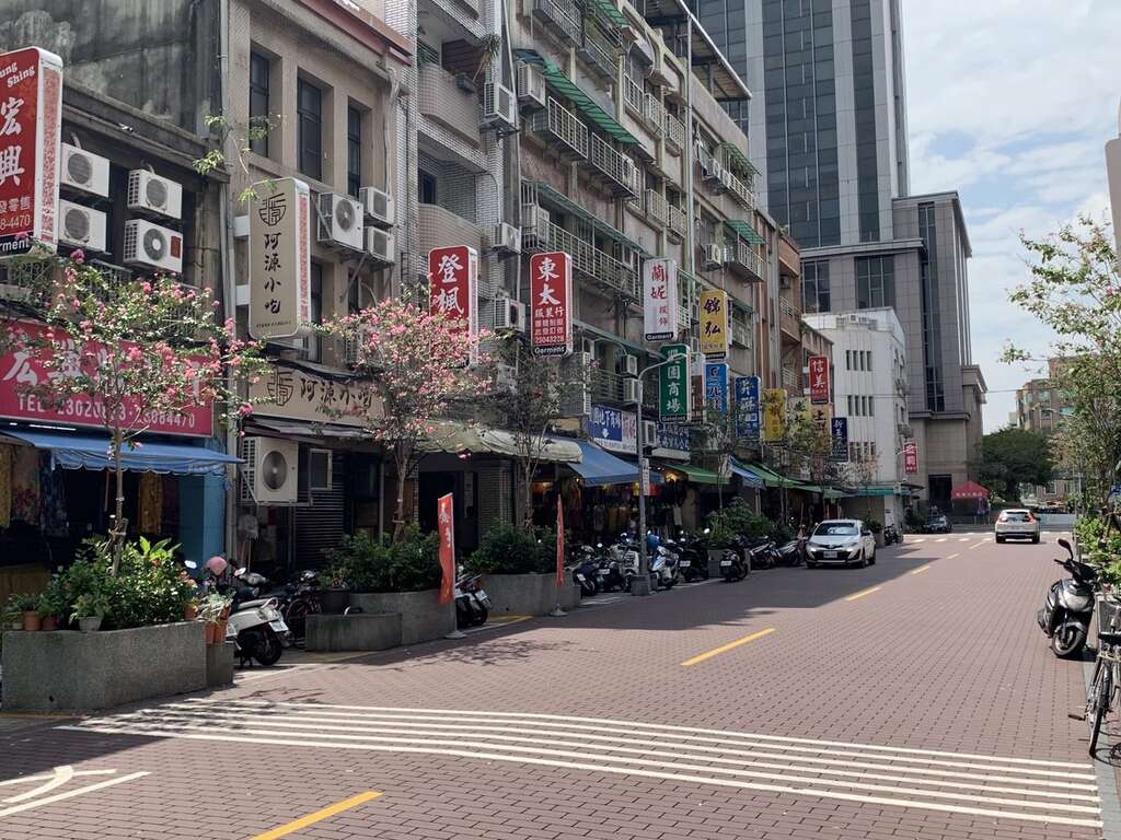 西園路街道鋪面綠美化改善後全景（圖片來源：臺北市政府工務局公園路燈工程管理處）