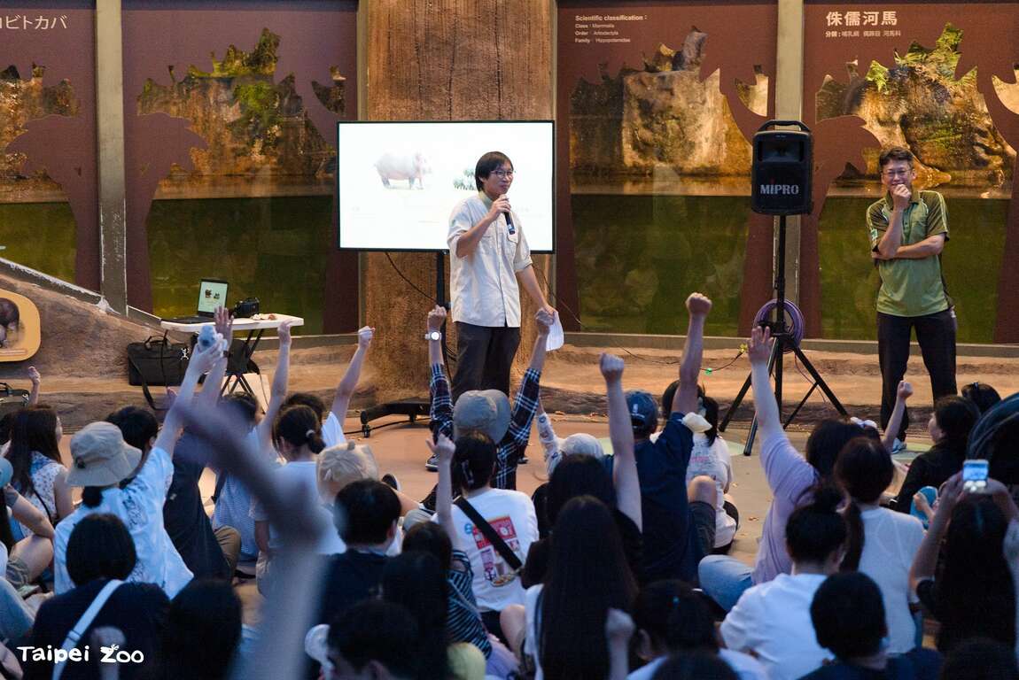 夜間開放期間各種動物主題的保母講古深受遊客喜愛。(攝於2025年)（圖片來源：北市立動物園)