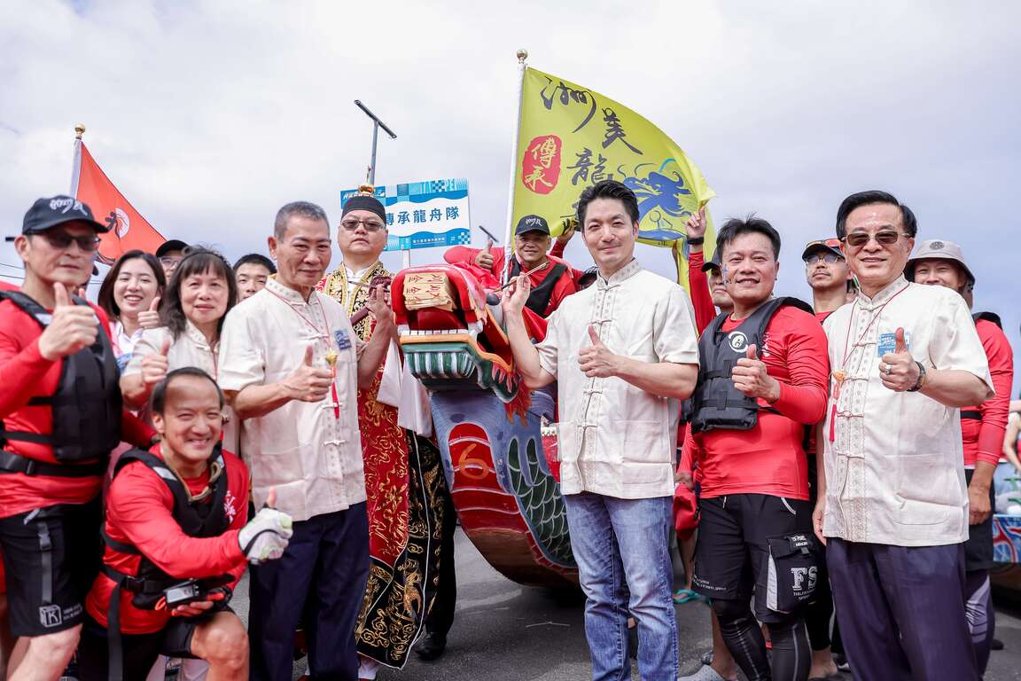 蒋万安市长亲提朱笔为龙舟开光点睛，揭开2026台北国际龙舟锦标赛序幕。（图片来源：台北市政府体育局）