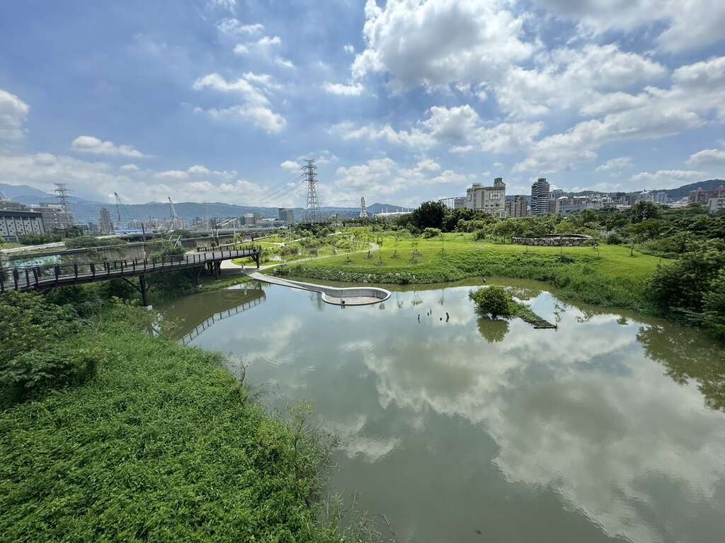 宛如天空之境的雙溪溼地公園生態池。（圖片來源：臺北市政府工務局公園路燈工程管理處）