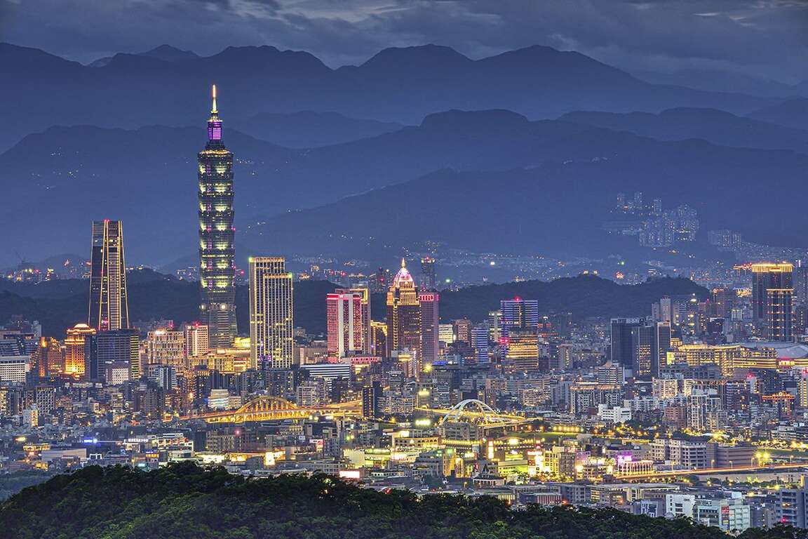 忠勇山越岭步道-碧山岩夜景（图片来源：台北市政府工务局大地工程处）