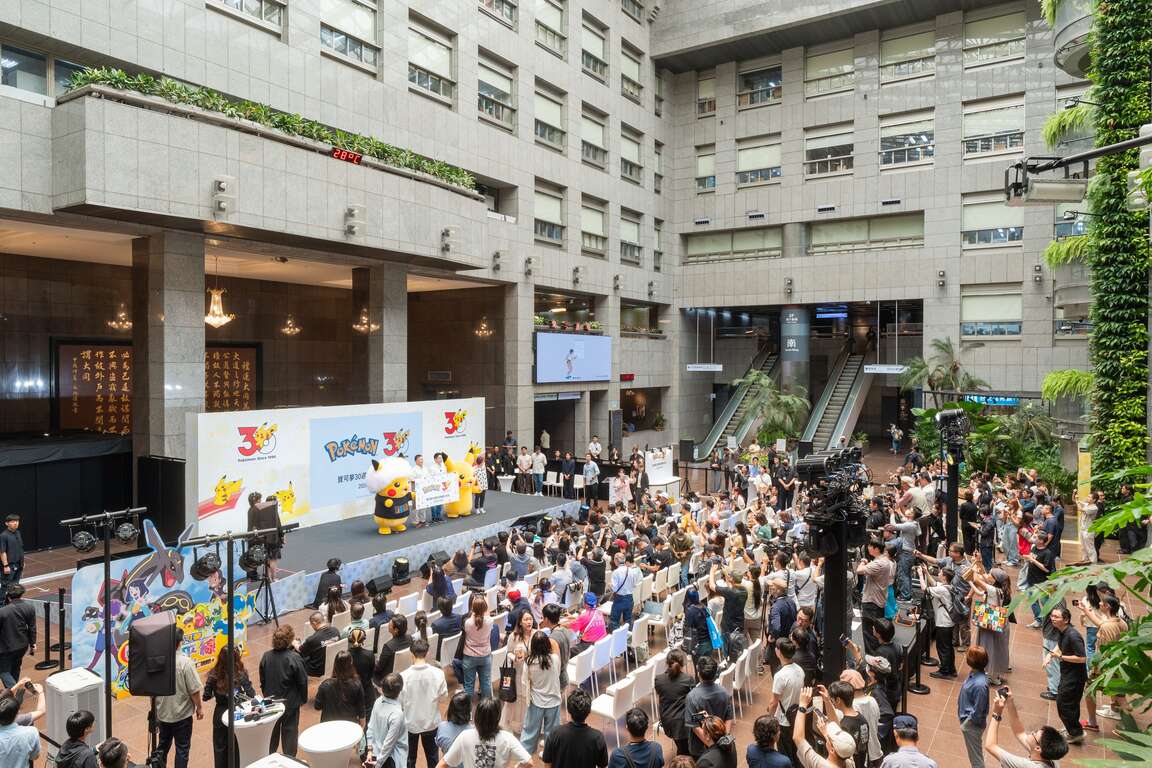 「寶可夢30週年」臺北站記者會現場可愛的皮卡丘吸引大量人潮圍觀拍照，一睹國際巨星丰采。（圖片來源：臺北市政府觀光傳播局）
