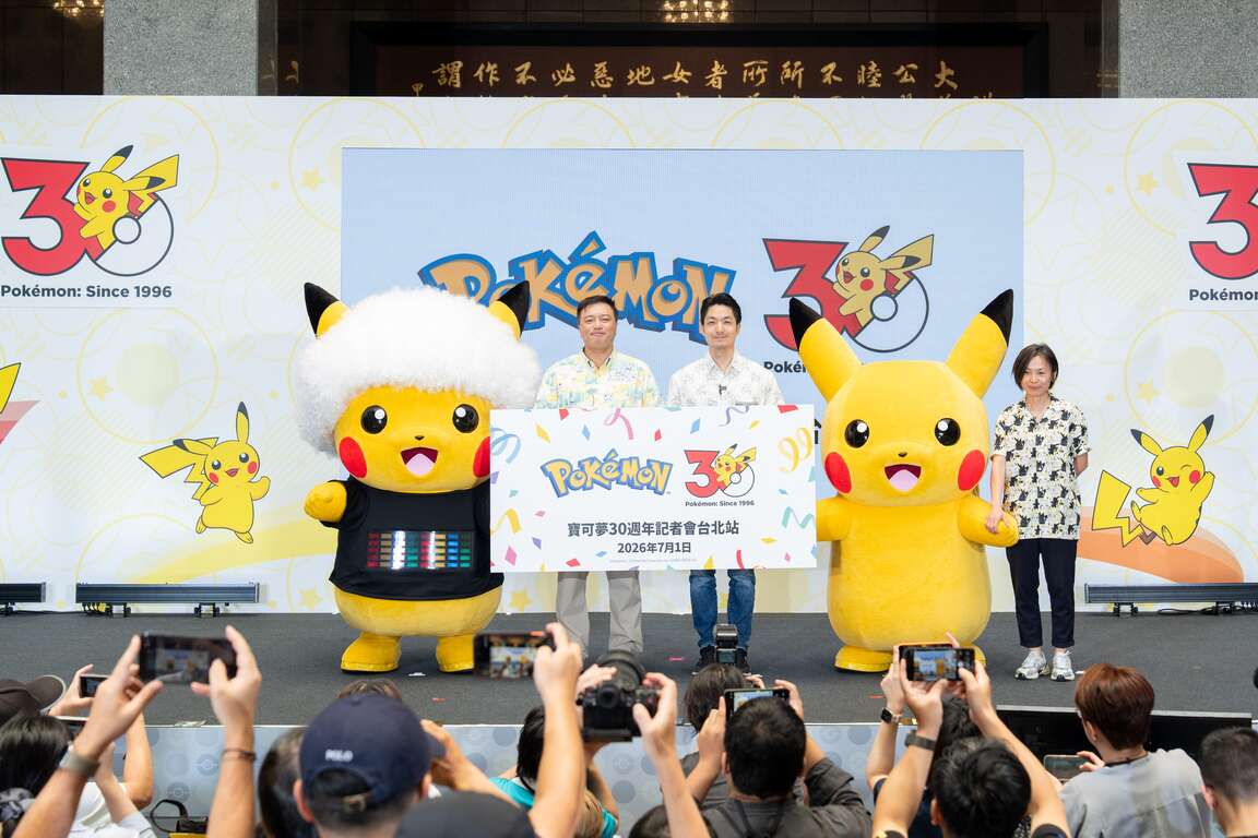 「寶可夢30週年」臺北站圓滿落幕，The Pokémon Company董事福永晉（左）、臺北市長蔣萬安（中）及《Pokémon GO》亞太區資深行銷總監許世婉（右）一同合影留念。（圖片來源：臺北市政府觀光傳播局）