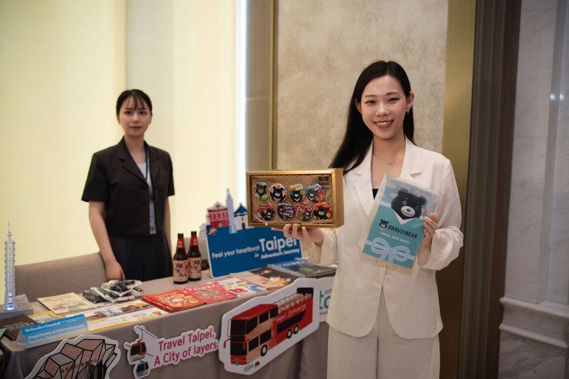 台北市展摊丰富有趣，余祥局长热情招呼泰国来访业者。（图片来源：台北市政府观光传播局）