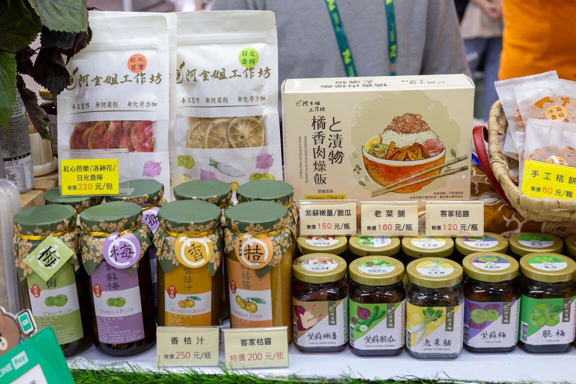 现场展售客家桔酱、老菜脯及各式腌渍加工产品，展现客庄饮食文化特色。（图片来源：台湾观光协会）