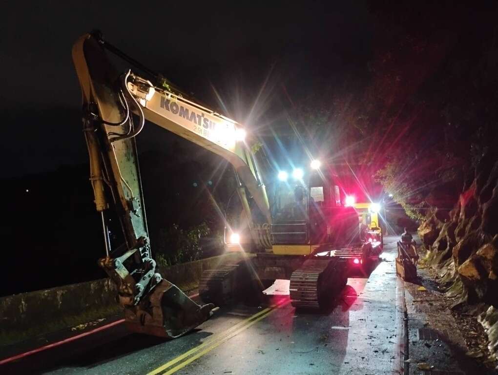挖土机具待命（图片来源：台北市政府工务局大地工程处）