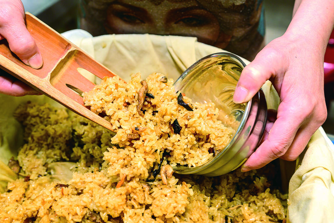 油饭以长糯米与圆糯米调和蒸制，米粒分明而不乾口。