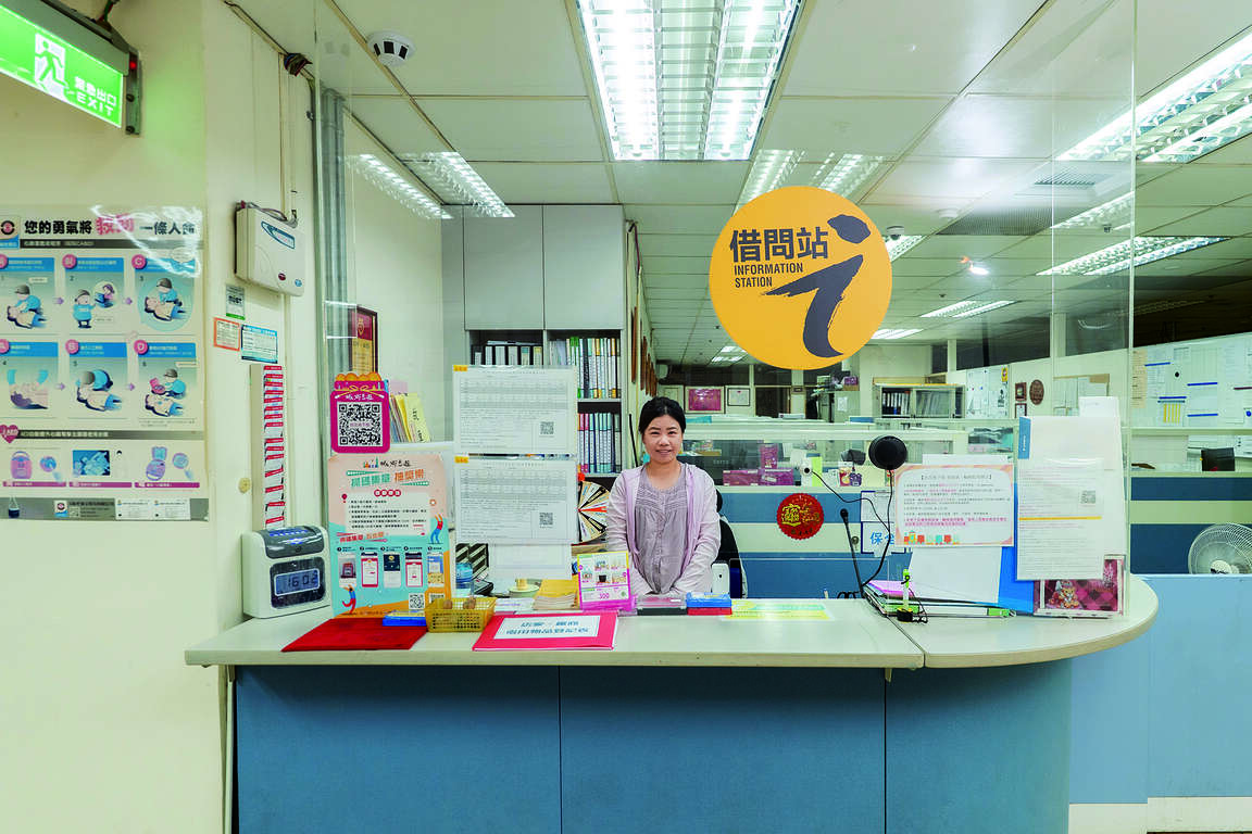 台北地下街行政服务中心借问站人员，随时准备好将相关旅游资讯传递给旅客。3)_0