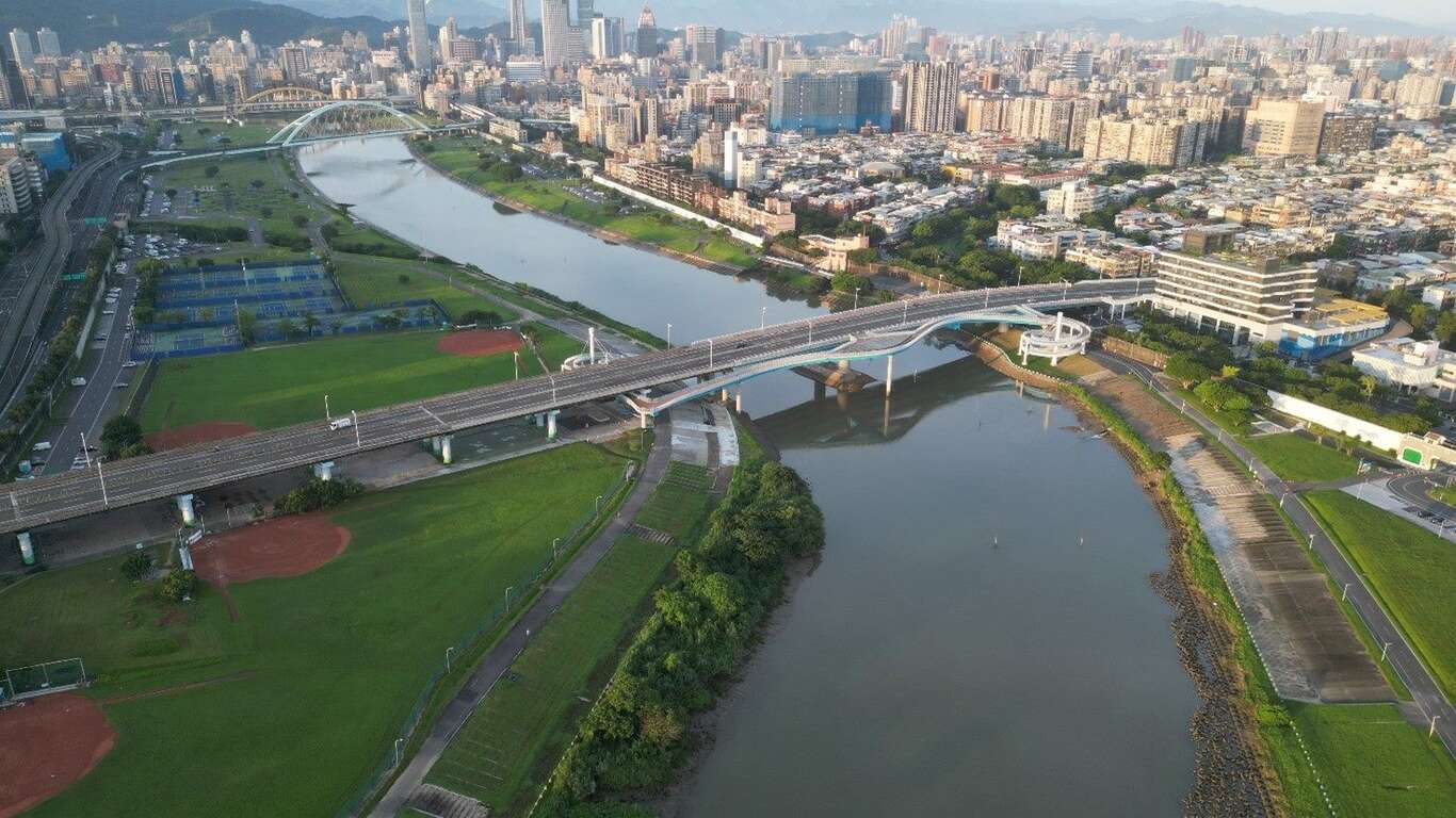 民权大桥景观桥下游侧远照（图片来源：台北市政府工务局新建工程处）