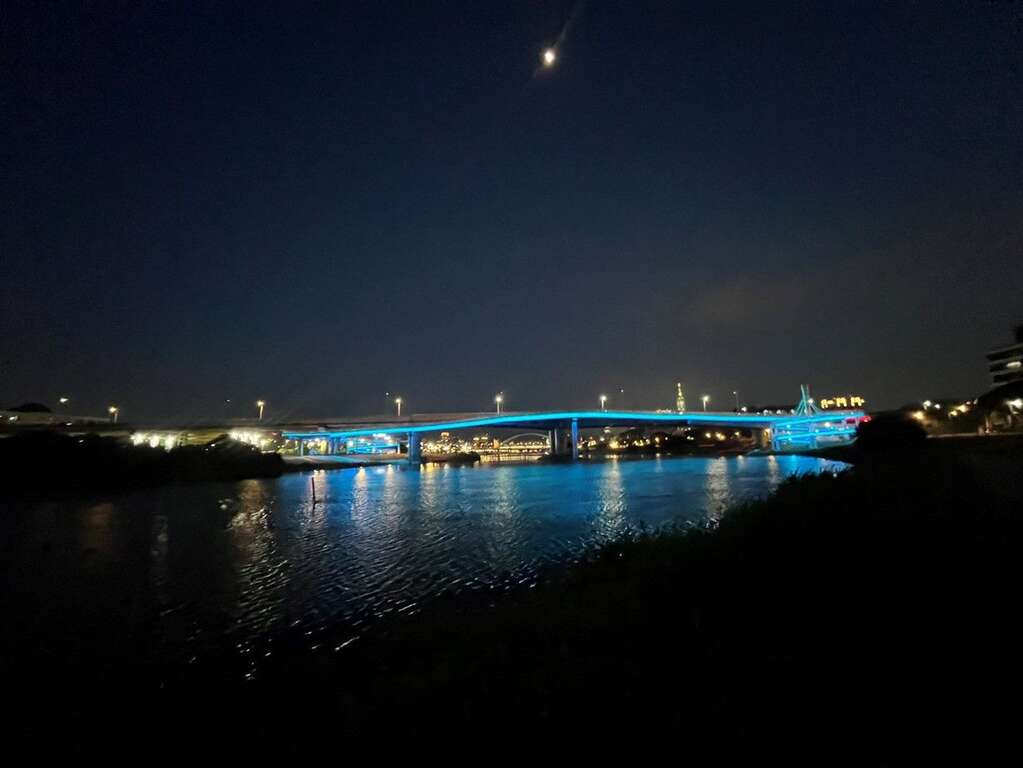 民权大桥景观桥夜间情境照明（图片来源：台北市政府工务局新建工程处）