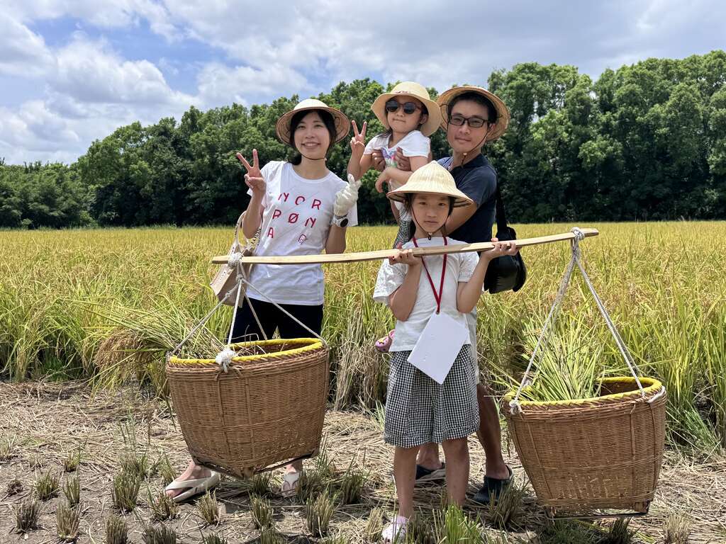 民众阖家体验农事闯关活动-全家一起体验（图片来源：台北市政府产业发展局）