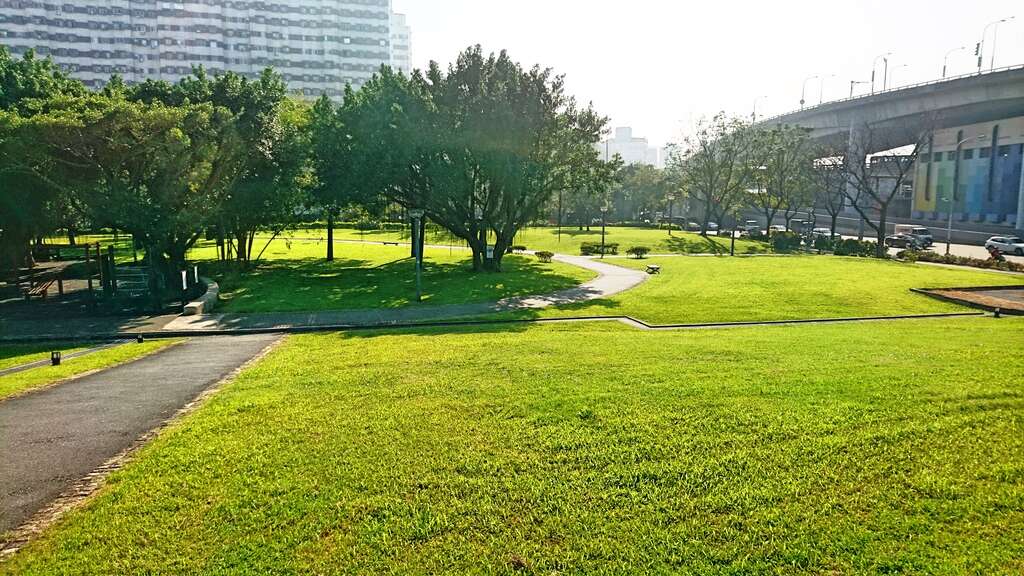 圖2、碧綠盎然的玉泉公園，青青草坪及優美喬木，顯得格外舒適