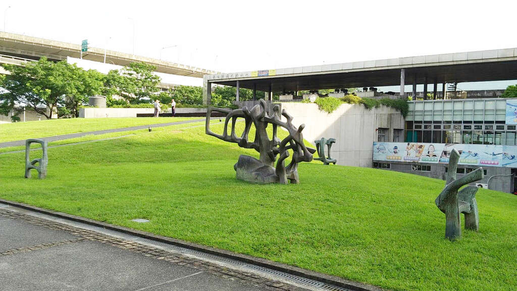 圖3、玉泉公園泳池入口地景建築景觀-「舞春風」，活化感官視覺凸顯空間意象