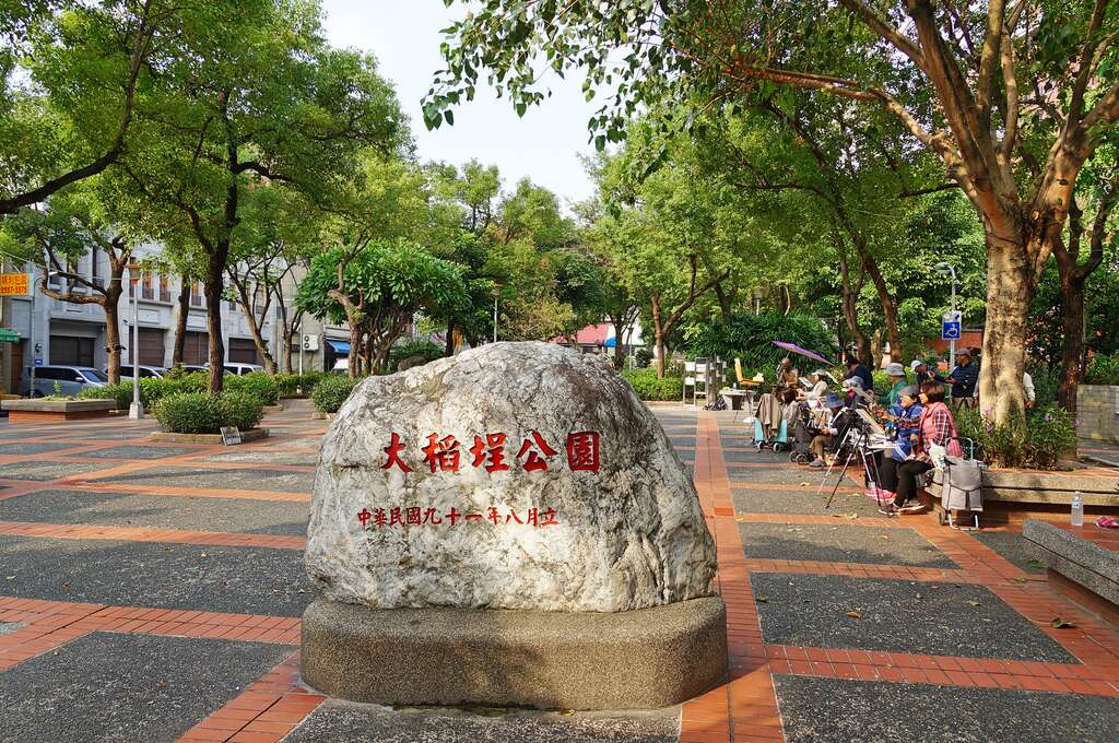 圖7、大稻埕公園經常有民眾在這作畫，享受週遭歷史文化之氛圍