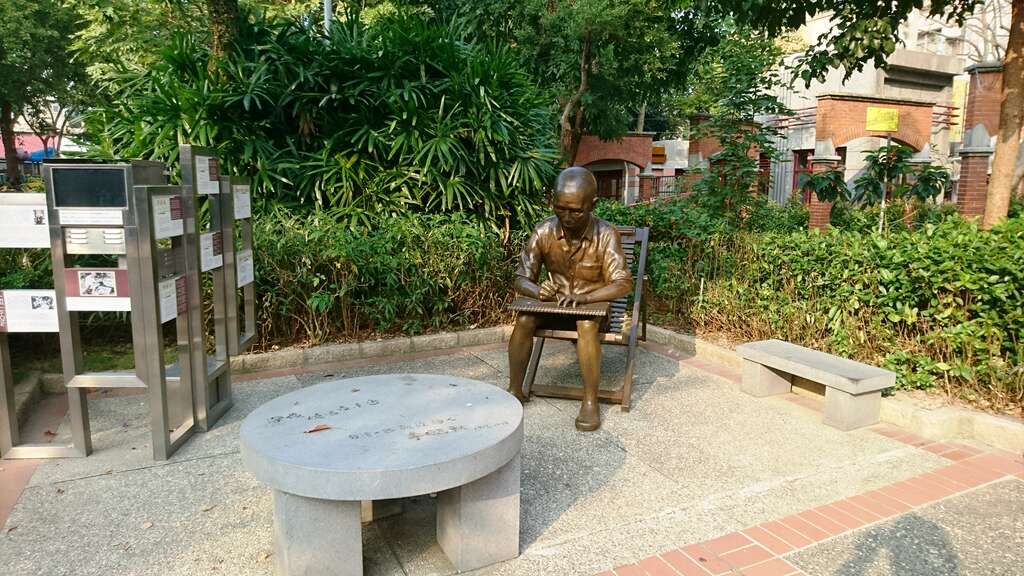 圖8、大稻埕公園內李臨秋紀念雕像，由旅歐雕塑大師蒲浩明所創作