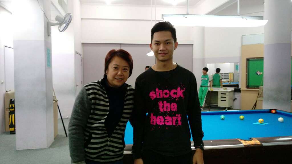 教练柳信美(左)与选手许睿安(右)