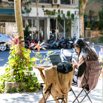 旅行台北，不妨信步走至巷弄中的咖啡館，細細體驗台北人的日常生活。（施純泰攝）