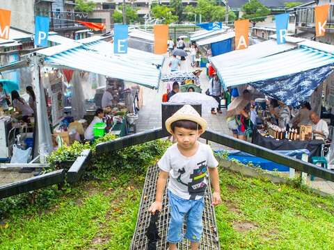 四四南村為台灣第一座眷村文化保留地，每逢週日下午的簡單市集是選購在地農產品、文創商品、欣賞表演的快樂基地。（施純泰攝）