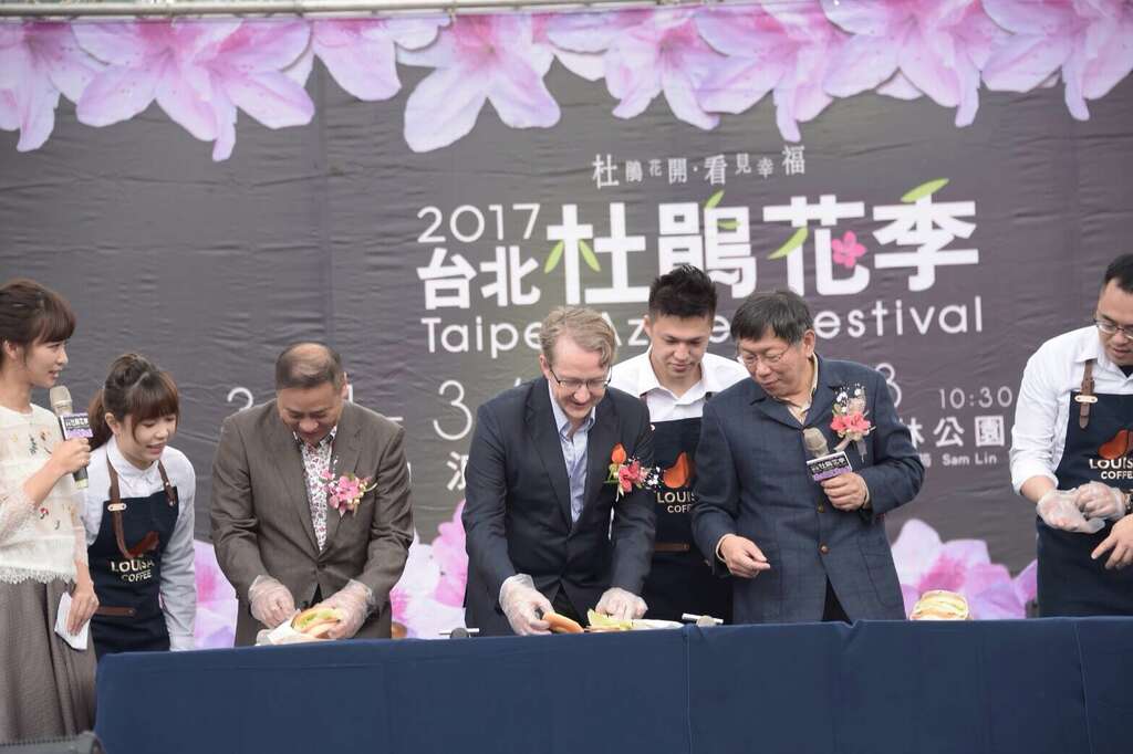 市长与贵宾一同制作幸福三明治。