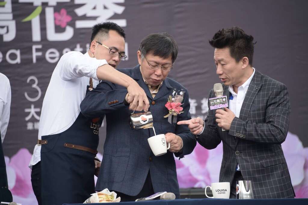 市长现场挑战咖啡拉花。