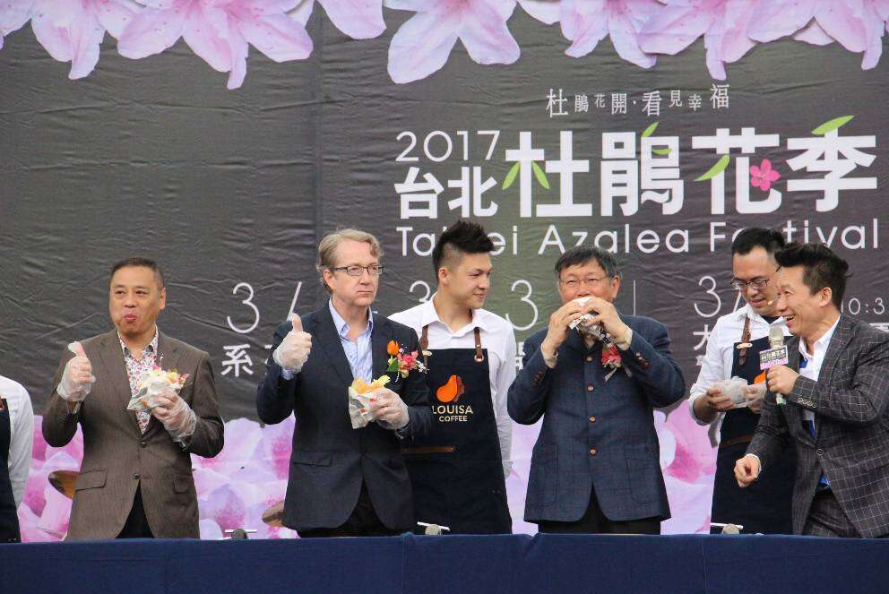 (圖2) 市長與民眾體驗製作三明治享用咖啡，體驗野餐美好