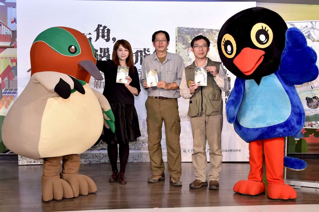 观传局局长简余晏、作家刘克襄与台北市野鸟学会理事长曾云龙（由左至右）呼吁环境保育