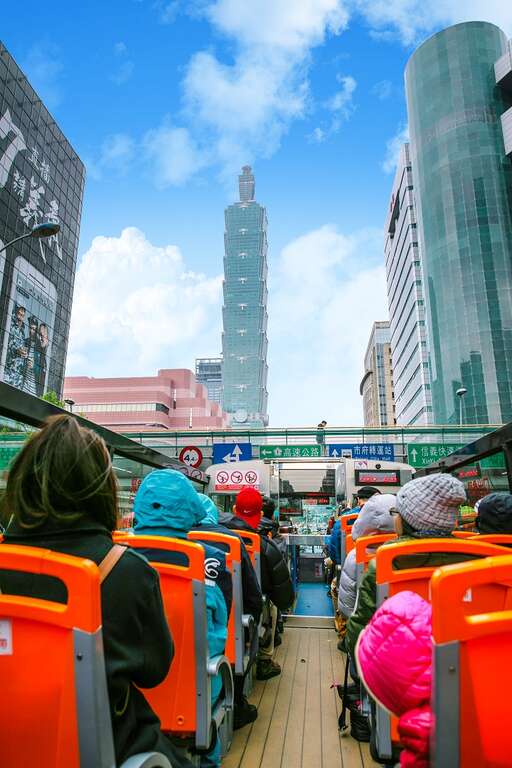 Double-Decker Sightseeing Buses Brighten the Streets<BR> Taipei Viewing – New Heights & Breezy Rides