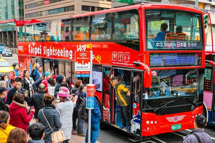 Double-Decker Sightseeing Buses Brighten the Streets<BR> Taipei Viewing – New Heights & Breezy Rides