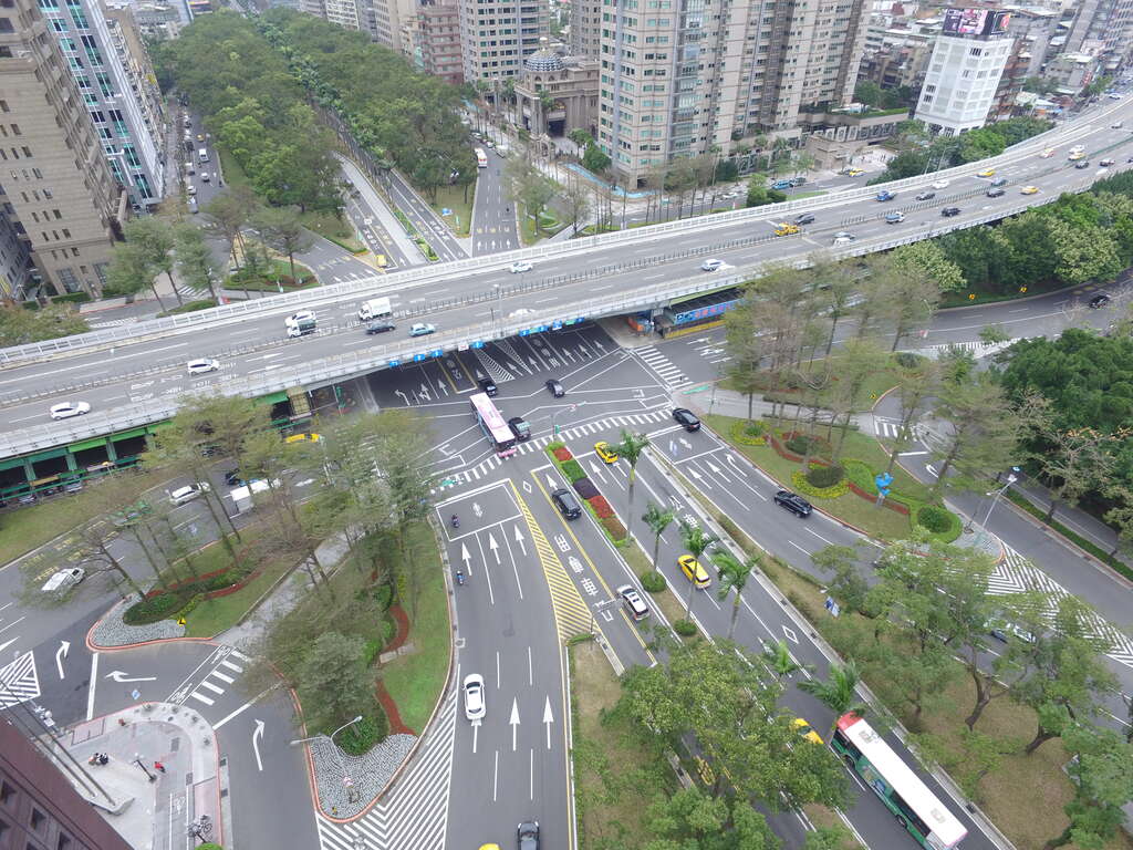 照片01.鳥瞰仁愛路、建國南路草花綠樹構成美麗的圖案