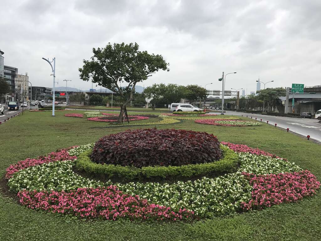 照片09. 堤頂大道、環東大道前花漾毛壇花壇