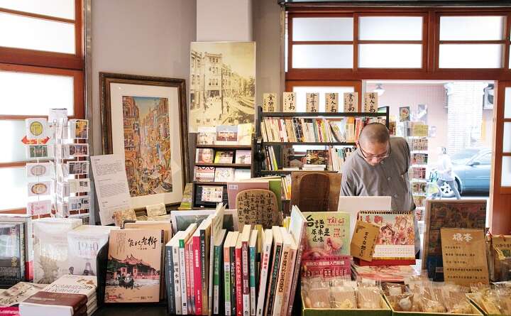 A Utopia for Bibliophiles<br> Reading in Old Houses