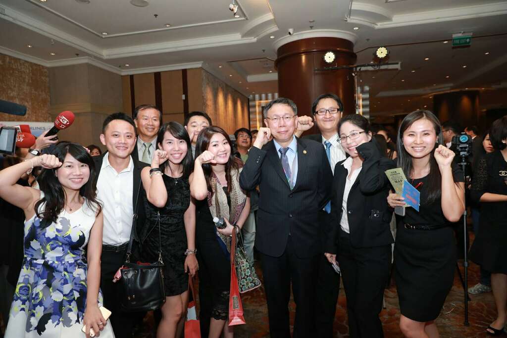泰国当地华人争相与柯市长合影比出可爱啾咪手势。