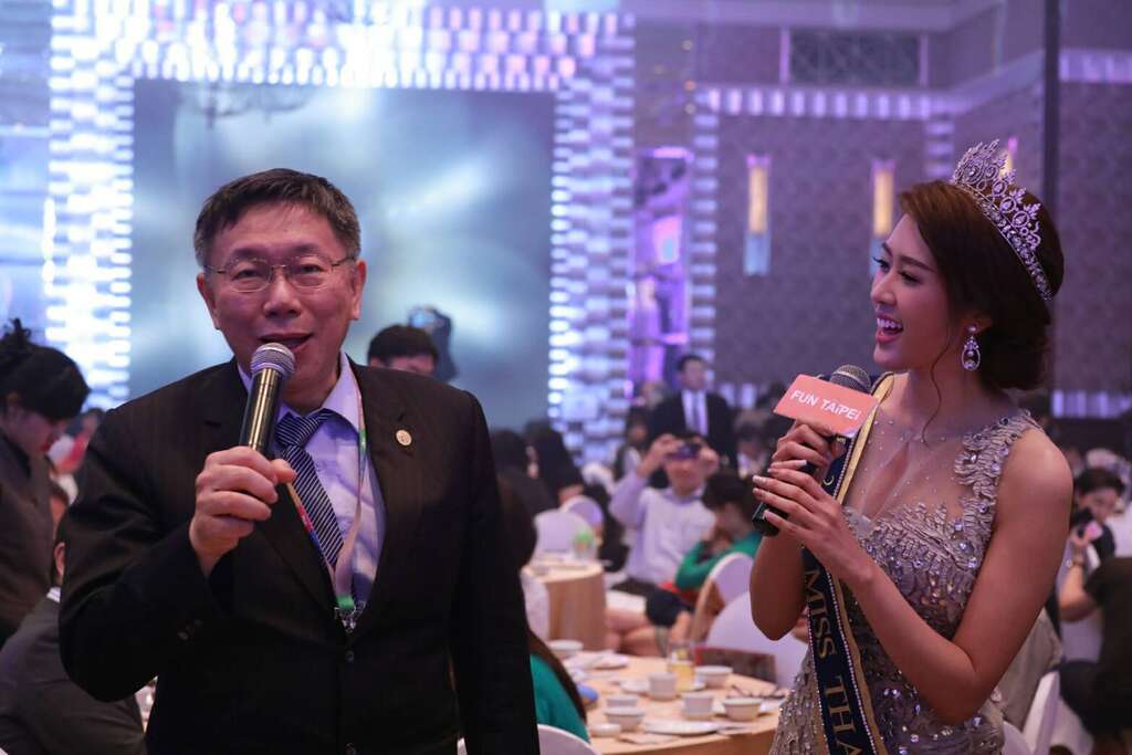 泰国小姐阿莉邀请市长合唱《月亮代表我的心》，现场气氛热络。