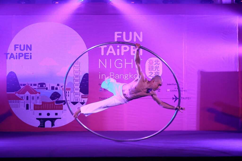 台北观光之夜邀请最强街头达人胡启智表演大环特技，展现力与美推广八月世大运在台北。