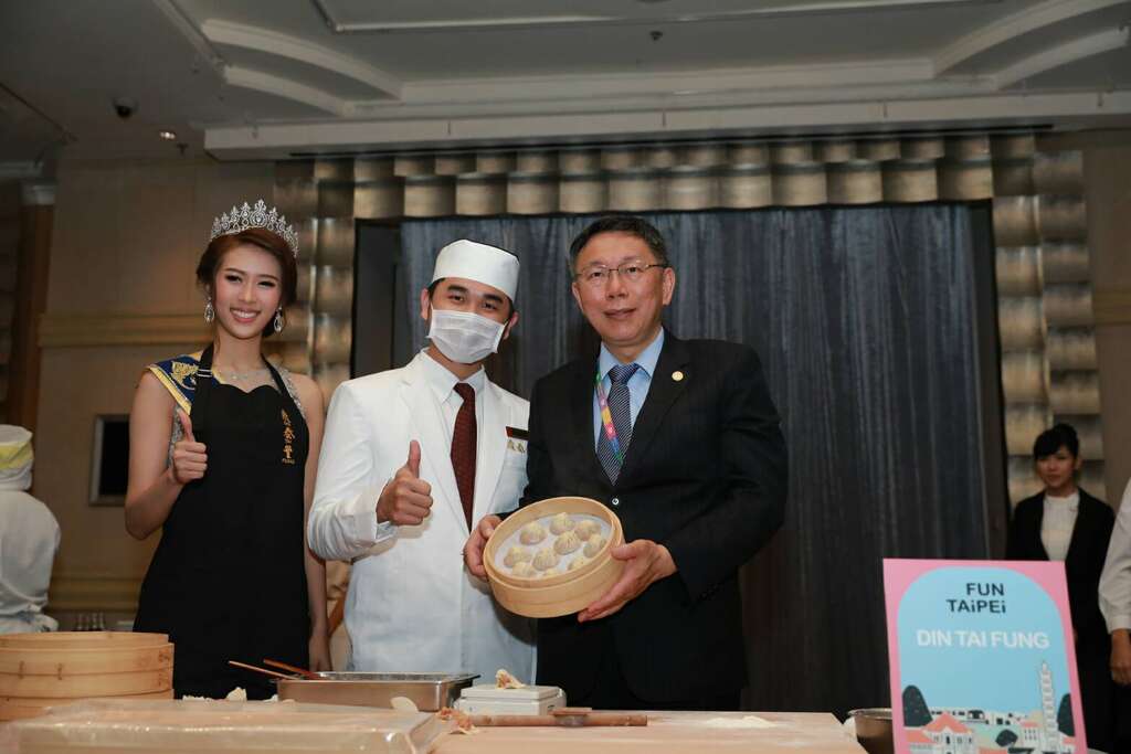 柯市長與泰國小姐陳泰莉一起包小籠包，推廣臺北美食，歡迎泰國朋友來臺北品嚐美食。