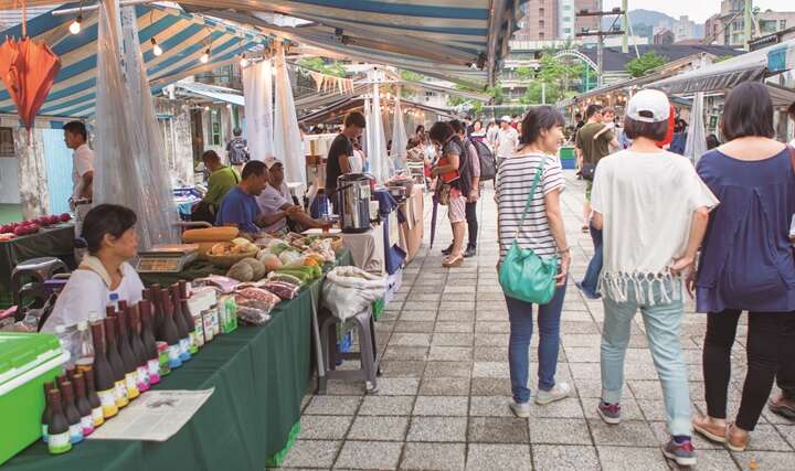 TAIPEI 秋季号 2016 Vol.05　台北東部でハイキング 森を楽しもう   都会の隣に広がる 美しい森林へ